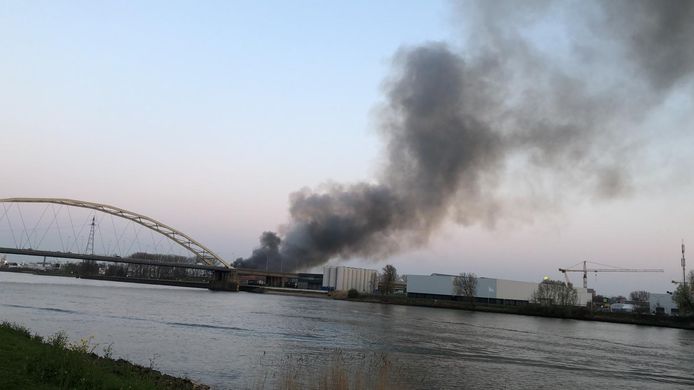 Er is sprake van veel rookontwikkeling bij de brand bij een papierverwerker aan de Veerplaat in Dordrecht.