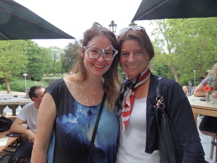 Kunstenaar Daniella Rubinovitz en IT-consultant Michele Parisi bestellen zo een Uber die hen naar een cheeseburger brengt. Het is tenslotte July 4th, potjandikkie Beeld Schuim