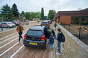 De nieuwe Kiss & Ride strook bij basisschool de Uilenbrink. De strook moet parkeerproblemen en verkeerschaos in de wijk voorkomen.