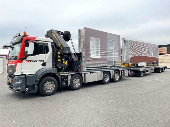 De gevelelementen gaan op de vrachtwagen naar de bouwplaats. Plegt-Vos monteert het huis in één dag.