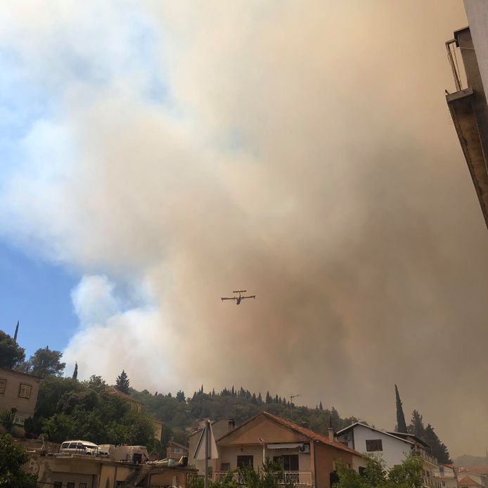 Een blusvliegtuig boven het Kroatische havendorp Zaton.