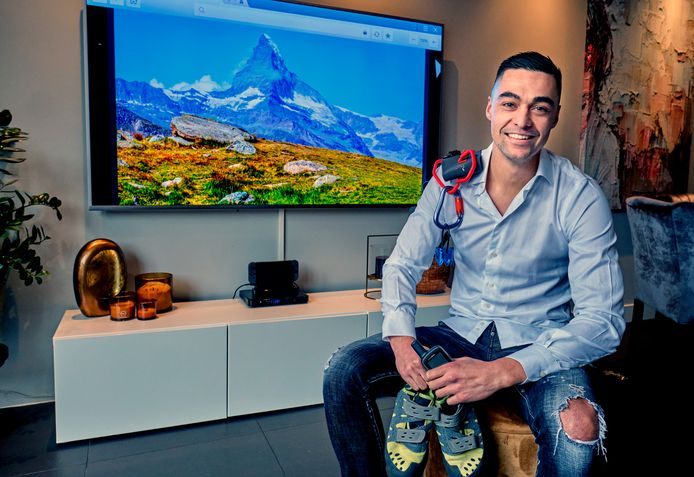 Joy Pieters met zijn klimspullen en de Matterhorn, de berg die hij zal beklimmen, op de achtergrond