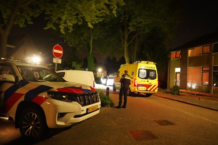 Op de melding van het steekincident in Meppel gisteravond, kwamen meerdere politie-eenheden en een ambulance af.