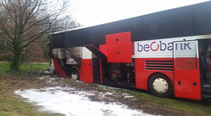 De bus van IKO-Beobank brandde volledig uit.