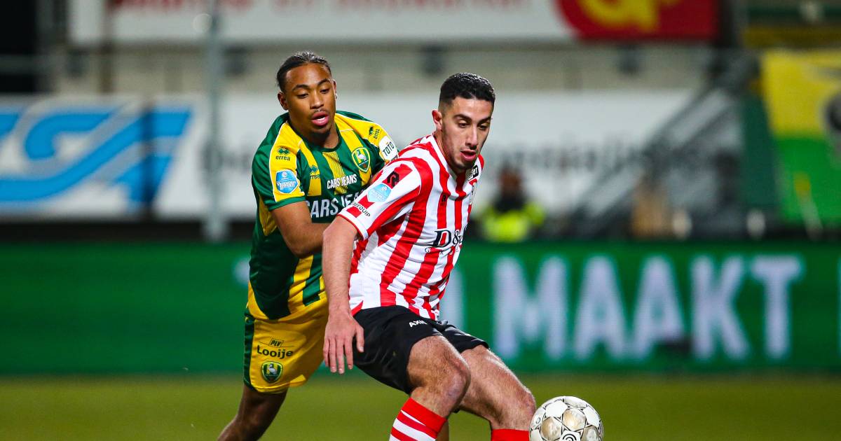 Trainer Henk Fraser waarschuwt de spelers van Sparta na ...