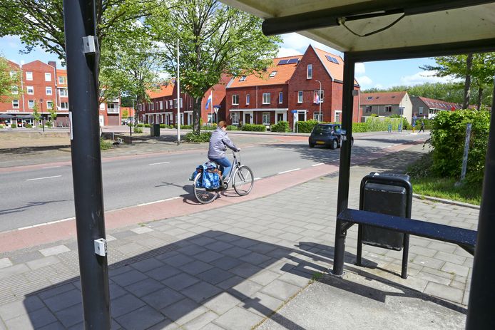 Bushokje waar alle ruiten uit zijn in Leerdam. Foto van begin mei.