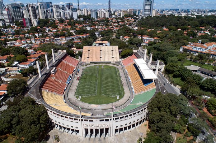 In het Estádio do Pacaembu van São Paulo is men druk in de weer om een veldhospitaal in de richten. Nu wordt ook een dergelijke constructie in het Maracanã opgesteld.