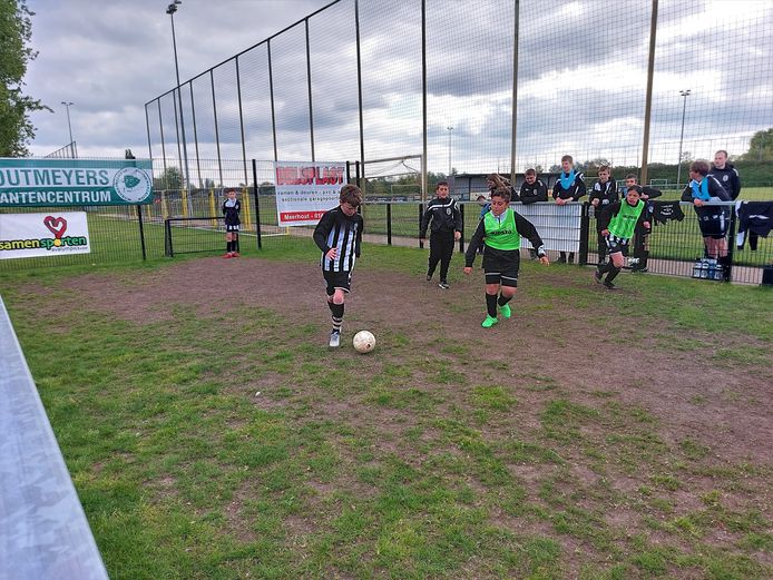 De G-voetballers gaven een demonstratie in hun nieuwe pannakooi.
