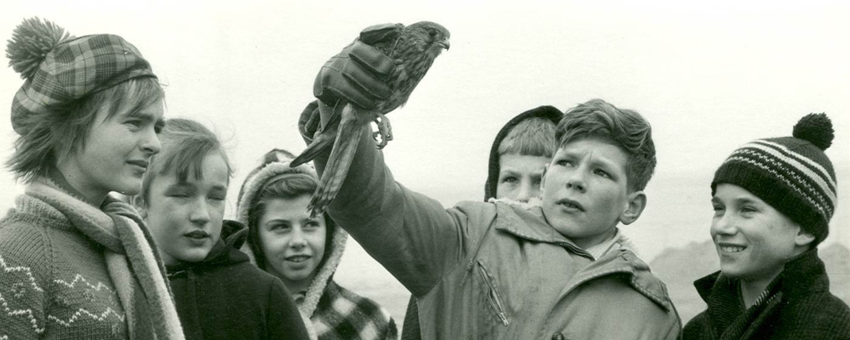 Meester Schot richtte een natuurstudieclub op waarmee hij op de vrije woensdagmiddag de natuur in trok. Beeld archief Vogelklas Karel Schot