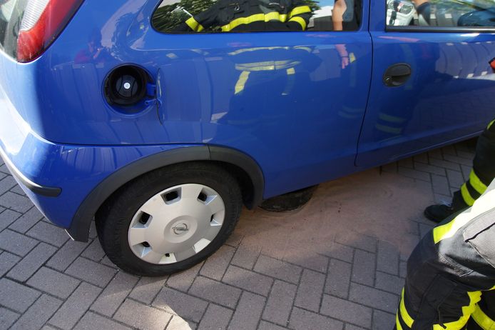 Een auto die olie lekte stond de hele woensdagochtend aan de kant bij een benzinestation in Kaatsheuvel.