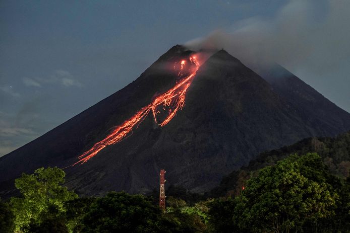 Indonesische vulkaan Merapi spuwt lava | Buitenland | hln.be