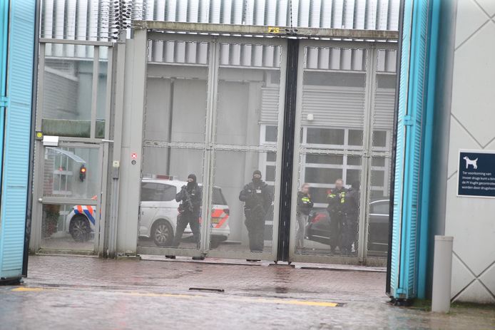 Politie en brandweer bij PI Vught gevangenis EBI