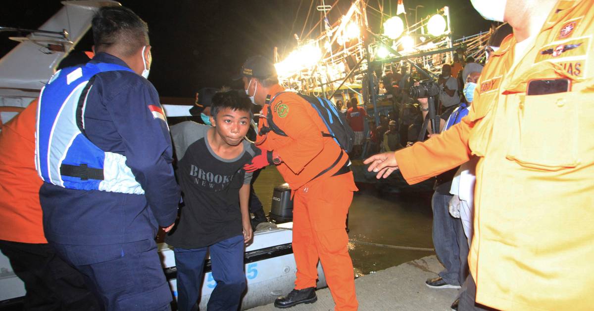 15 orang lainnya hilang di kapal penangkap ikan Indonesia, dan dua mayat ditemukan  di luar negeri
