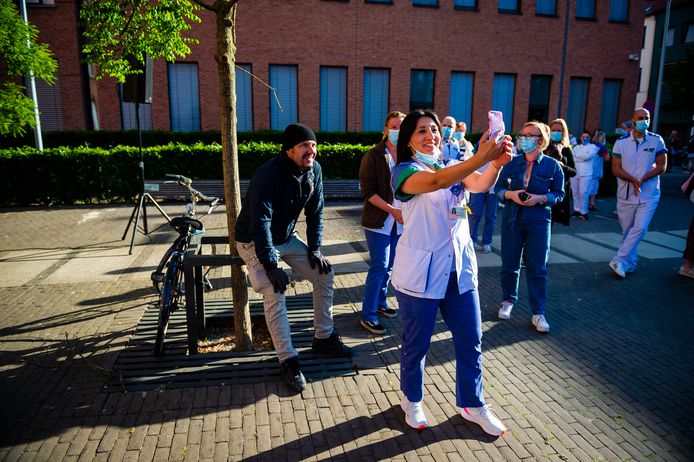 Selfie met Axel Daeseleire na het optreden van The Starlings aan het Sint-Vincentiusziekenhuis ter gelegenheid van de dag van de verpleging.