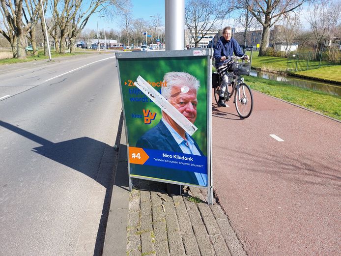Onbekenden hebben op verkiezingsborden in Zwijndrecht de tekst 'Landverrader' geplakt. Burgemeester Hein van der Loo spreekt er schande en heeft de teksten laten verwijderen.