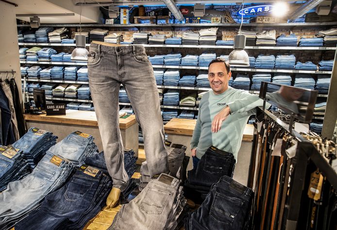 Eigenaar Robert Broeks opent nieuwe Modezaak Nummer Zestien in de Nieuwstraat in Son