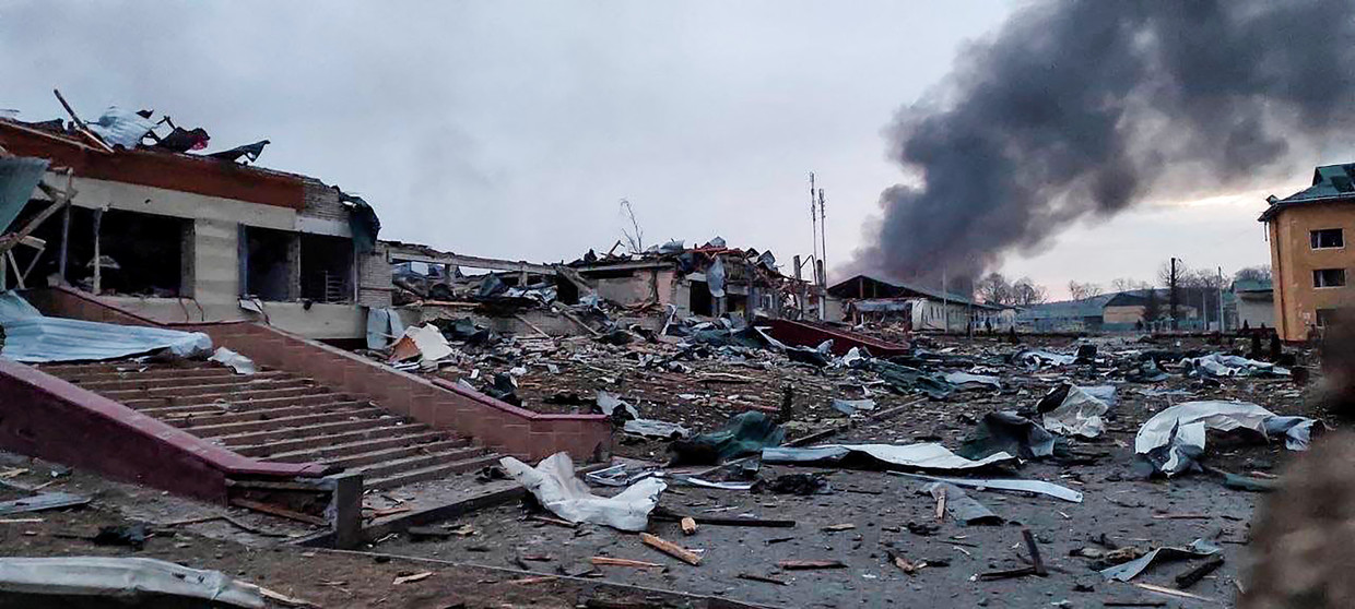 Een deel van de militaire basis in Yavoriv is volkomen verwoest na de Russische aanval. Beeld @BackAndAlive via Reuters