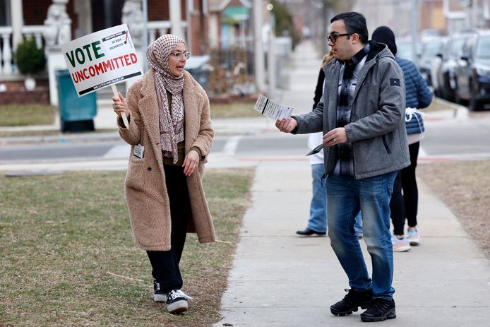 Activiste Aruba Obeid (links) vraagt aan Democraten in Dearborn, Michigan, om niet op Biden te stemmen tijdens de voorverkiezingen van haar partij. (27/02/24)