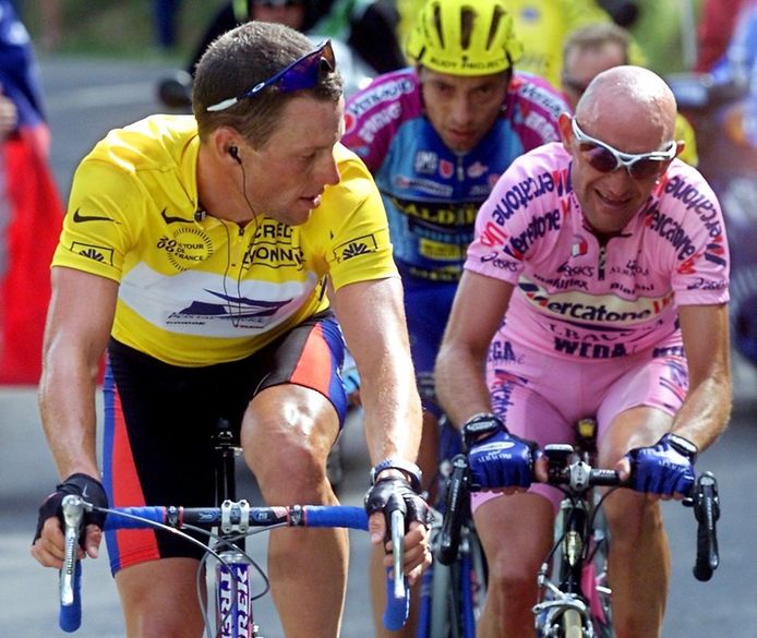 Marco Pantani (r) naast Lance Armstrong.