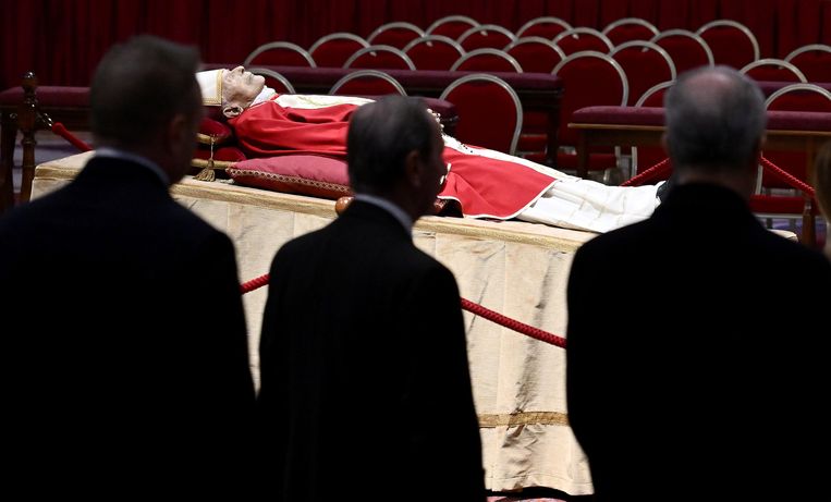 Publiek brengt laatste groet aan overleden paus emeritus Benedictus XVI