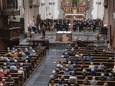 De Martinuskerk tijdens een herdenkingsbijeenkomst voor coronadoden.