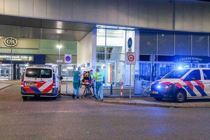 Een man raakte gewond na een steekincident in een woning aan de Grote Beer in Rotterdam.