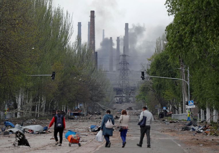 Rook boven de Azovstal-fabriek. Beeld Reuters