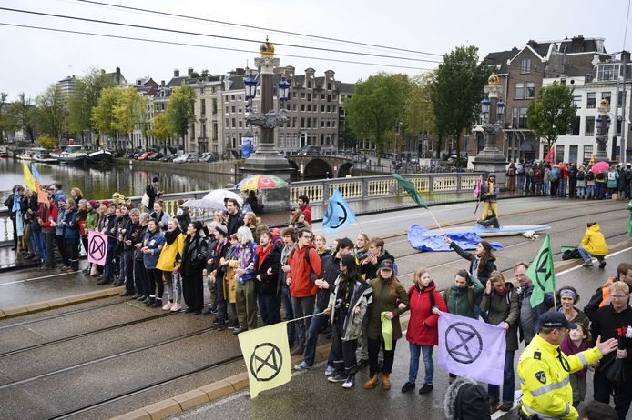 Aanhangers van Extinction Rebellion blokkeerden dit weekend urenlang de Blauwbrug in Amsterdam