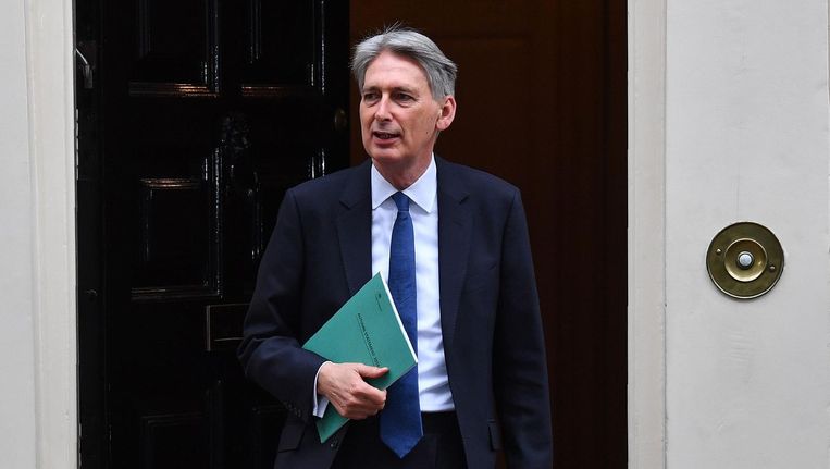 De Britse minister van Financiën Philip Hammond verlaat 11 Downing Street in Londen om het 'Autumn Statement' aan het Britse parlement te overhandigen. Beeld anp