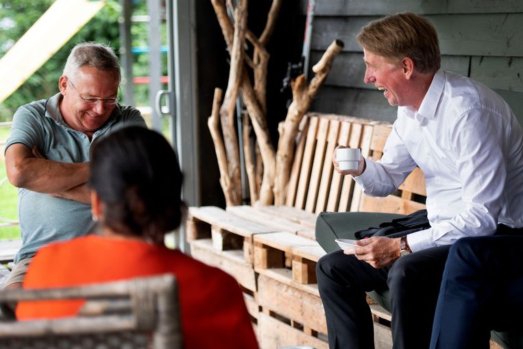 Dick Benschop, directeur van Schiphol, doet nu weinig anders dan videobellen. In augustus 2019 ging hij in een buurthuis in gesprek over geluidsoverlast. Beeld Olaf Kraak