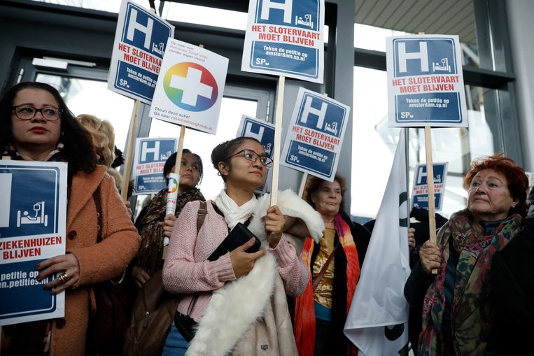 Medewerkers en patiënten protesteren tegen bij een vestiging van Zilveren Kruis Achmea tegen de sluiting van het Slotervaartziekenhuis en de IJsselmeerziekenhuizen.  Beeld ANP