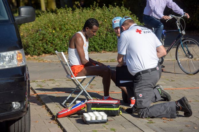 Ook deze Ethiopische deelnemer moest zich door EHBO'ers laten behandelen.