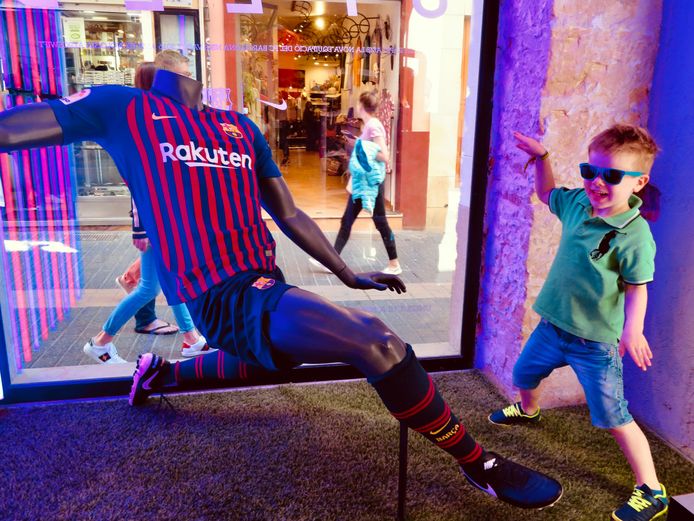 Kleinzoon Mees kon de verleiding niet weerstaan toen hij een paspop in het tenue van Messi zag staan. Even poseren als kleine sterspeler naast zijn - hoofdloze - grote held.