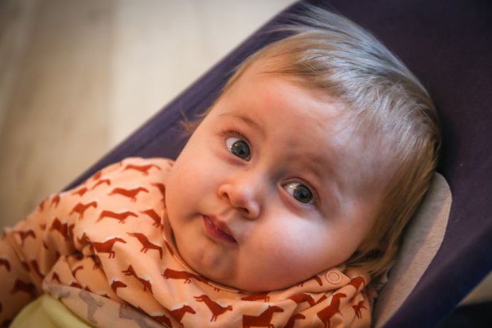 De 9 maanden oude Pia werd geboren met een spinale musculaire atrofie, een zeldzame genetische ziekte waardoor de spieren nauwelijks werken en steeds zwakker worden. Alleen het duurste geneesmiddel ter wereld, Zolgensma, kan haar redden.