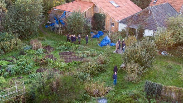 Leden van de rechtbank bezoeken de afgesloten ruimtes in de boerderij in Ruinerwold waar Gerrit Jan Van D. met vijf jongeren werd aangetroffen.