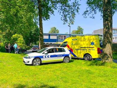 Scooteraar rijdt door na ongeluk op Apeldoorns fietspad