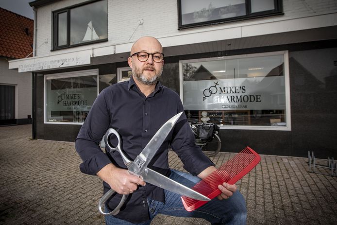 Kapper Mike Oude Hampsink : „Het wordt straks vast weer leuk.”