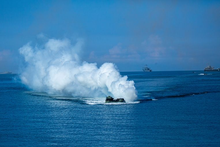 Een Taiwanees amfibievoertuig op zee tijdens een militaire oefening.  Beeld Getty Images