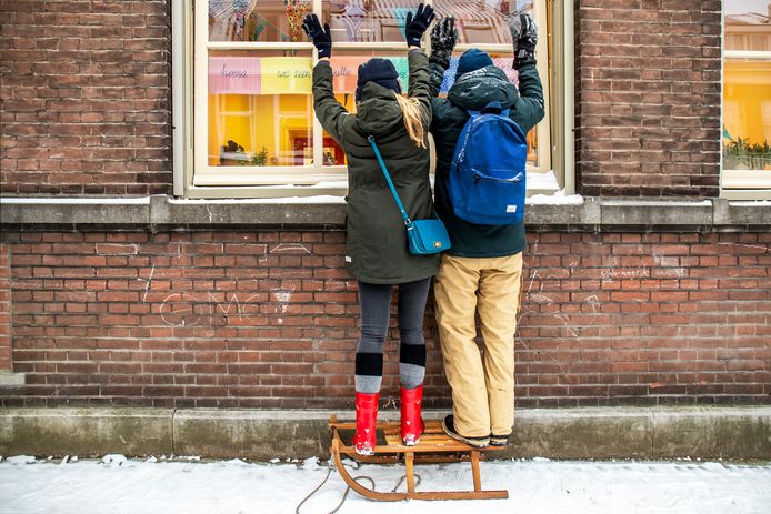 Deze ouders zwaaien naar hun jarige zoon Torre, die vandaag weer naar school ging. Vrijwel alle scholen bleven dicht.