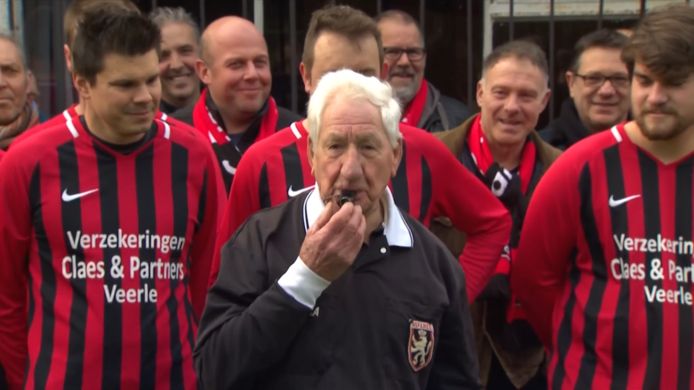 Het fluitje van Mil Bos (89) is al even oud als zijn arbiterscarrière: 65 jaar.