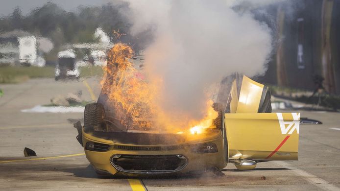 De Tesla Model S die in vlammen opging na de fake test.