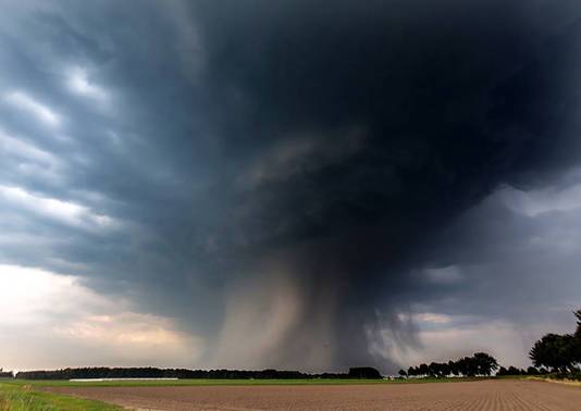 Het noodweer boven Roosendaal, gefotografeerd vanuit Nispen is goed te zien dat maar een klein gedeelte Langdonk, Kortendijk en Philipswijk geraakt werd door de storm.