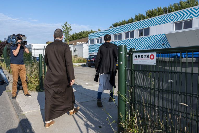 Op het Cornelius Haga Lyceum komen mensen donderdag aan voor een bijeenkomst over de perikelen rond de islamitische school. Beeld ANP