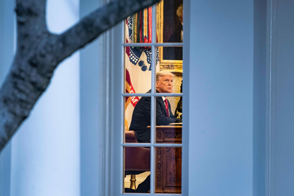 Donald Trump in het Witte Huis, dat hij niet van zins is te verlaten. Ook al heeft zijn rivaal Joe Biden de  Beeld The New York Times