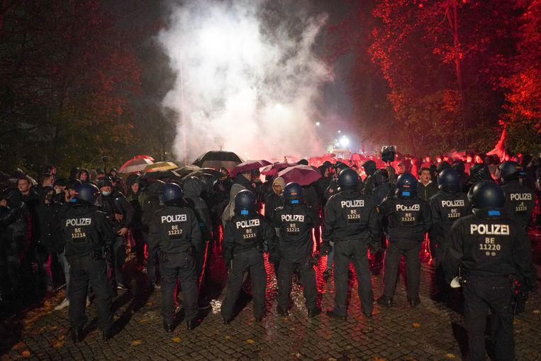 De Duitse politie houdt donderdagavond in Berlijn Feyenoord-fans in de gaten. Beeld Jörg Carstensen/dpa