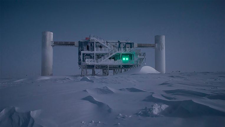 De IceCube-detector op de Zuidpool. Beeld RV - Emanuel Jacobi, IceCube/NSF