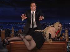 Madonna schokt talkshowhost als ze met kort rokje op tafel springt en billen toont: ‘Stop hiermee!’