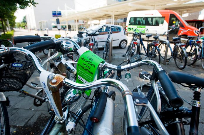 Waalwijk labelde en verwijderde al eerder fietsen die wel erg lang in de stalling bij het Vredesplein staan. © Jeroen de Jong.