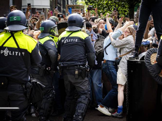 Ook geweldloze actievoerder kan rake klappen krijgen, maar liefst lost politie het pratend op