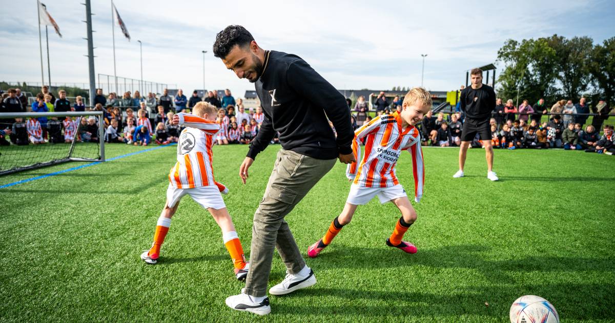 Leerlingen groep 8 zetten in Sprundel samen met influencer Touzani een voetbaltoernooi op